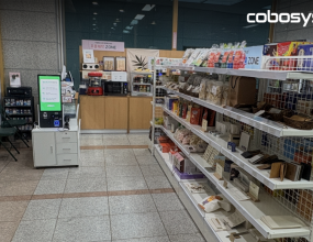 코보시스의 ‘바로더’ 배리어프리 키오스크가 가치플러스 사회적협동조합이 운영하는 가치더하기상점 정보통신기획평가원점에 도입되며&nbsp;공공기관
내 정보 접근성 강화와 사회적경제 제품 유통 활성화를 동시에 겨냥한 사례로 평가 받고 있다.&nbsp;‘가치 더하기 상점’은 공공기관 임직원 복지를 목적으로 운영되는 사내 매점으로, 사회적기업과
친환경 제품을 판매한다.&nbsp;매장에는&nbsp;대화마을의&nbsp;‘대청호 드립커피’, 소박한 풍경의 ‘홍개맛이다’ 등
지역 기반 제품이 입점해 있다.&nbsp;금번 가치더하기상점에 도입된 코보시스의 ‘바로더’ 배리어프리 키오스크는 공공기관 환경에 적합하도록 보안 요건을
충족하고,&nbsp;장애인차별금지법에 따른 정보 접근성 기준을 반영해 설계됐다.&nbsp;특히 설계 단계부터 ‘배리어프리 키오스크 표준’을
적용했으며,&nbsp;현재 관련 인증 심사 절차를 진행 중이다.&nbsp;이러한 설계 방향은&nbsp;공공기관 환경에서요구되는 접근성·운영 안정성 기준을 동시에 고려한
결과다.&nbsp;‘바로더’ 키오스크는 주문·결제 흐름을 단순화해 누구나 무인 환경에서 손쉽게
이용할 수 있도록 구성했다.&nbsp;여기에 접근성을 고려한 인터페이스(UI)와
음성 안내 등 접근성 지원 기능을 적용했다.&nbsp;이를 통해 장애인과 고령자 등 정보 취약계층을&nbsp;포함한&nbsp;다양한
이용자의 이용 편의성을 높였다.&nbsp;그간 코보시스는 금융권과 대형 유통사를 중심으로 사내 편의점용
셀프 키오스크 공급 경험을 축적해 왔다.&nbsp;한국투자증권, 케이뱅크,&nbsp;오피스디포 등&nbsp;다양한 기업 환경에 무인키오스크를 공급하며 안정적인 운영 노하우를 확보했다.&nbsp;이러한 레퍼런스를 바탕으로&nbsp;가치 더하기 상점과&nbsp;같은&nbsp;공공기관 내&nbsp;무인 시스템 도입 확대에 대응하고 있다.&nbsp;이러한 운영 경험은&nbsp;공공기관 내 무인 시스템 도입 시 요구되는
안정성과 관리 기준을 충족하는 기반이 되고 있다.&nbsp;이번 가치 더하기 상점 내 키오스크 도입은 공공기관 복지 공간에서의
접근성 개선과 사회적경제 제품 소비를 연결한 사례로,&nbsp;무인 시스템&nbsp;확산 과정에서&nbsp;배리어프리 기준의 중요성을
다시 한 번 부각시키고 있다.&nbsp;코보시스 관계자는 “향후
공공과 민간 전반으로 배리어프리 키오스크 보급을 확대하며 접근성과 기술을 결합한 포용적 디지털 환경&nbsp;구축에&nbsp;나설 것”이라며&nbsp;“공공기관 등 다양한 현장 환경에 맞춰 접근성과 운영 안정성을
함께 고려한 제품 고도화를 지속하겠다”고 말했다.테크월드뉴스 김경주 기자 ｜2026.02.03｜&nbsp;기사보기