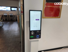 &nbsp;구립도화청소년문화의집이 최근 코보시스의 배리어프리 키오스크 도입을 완료했다.&nbsp;이번 설치는 기존 사용하던 코보시스 키오스크를 배리어프리 모델로 교체한 사례로, 정보 취약계층을 포함한&nbsp;전 이용자의 접근 환경을&nbsp;개선하기 위해 추진됐다.공급사인 코보시스에 따르면, 이번 도입은 공공기관을 중심으로 자사 배리어프리 키오스크의 공급 사례가&nbsp;지속적으로 확산되는 흐름의 일환이다.&nbsp;단순한 노후 장비 교체를 넘어, 공공시설 이용의 편의성을&nbsp;배리어프리 표준에 맞춰 업그레이드했다는 점에서 의미가 있다.구립도화청소년문화의집은 지역 청소년을 위한 교육 프로그램과 문화 활동, 커뮤니티 서비스를 제공하는 공공시설이다.&nbsp;청소년과 지역 주민이 공동으로 이용하는 문화 공간으로서 다양한 연령대의 방문객이 유입되는 곳이다.시설 내에서는 청소년 학습공간과 전용 공간인 ‘해봄이네’ 등이 운영되고 있으며, 이용 효율을 위해 키오스크 기반의 관리 시스템을 활용 중이다.&nbsp;이용자들은 키오스크를 통해 입퇴장을 기록하고 학습공간의 좌석을 직접 선택하여 사용할 수 있다.새로 도입된 코보시스 배리어프리 키오스크는 음성 안내, 고대비 화면 모드, 저자세 모드, 촉각 버튼 등 다양한 접근성 보조 기능을 탑재하고 있다.&nbsp;인터페이스를 직관적으로 구성하여 기기 조작에 익숙하지 않은 초보 이용자도 조작이 가능하도록 설계되었다.이러한 접근성 강화는 공공서비스 이용 환경의 포용성을 제고하고 정보 접근 격차를 완화하는 데 기여한다.&nbsp;코보시스는 최근 다수의 공공기관에서 배리어프리 키오스크 도입이 잇따르고 있으며,&nbsp;이를 통해 공공서비스의 이용 편의가 전방위적으로&nbsp;확대되고 있다고 설명했다.코보시스 측 관계자는 “코보시스 배리어프리 키오스크는 다양한 환경과 요구를 반영할 수 있도록 자체 개발된 접근성 기능을 갖추고 있다”며“최근 공공기관을 중심으로 배리어프리 키오스크 도입 사례가 확대되고 있는 만큼&nbsp;앞으로도 공공서비스의 접근성과 포용성을 높이는 데 기여할 수 있도록 노력하겠다”고 전했다.글로벌에픽 이성수 CP｜ 2026.03.05 ｜&nbsp;기사보기